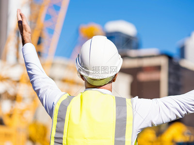 建筑工地上的守護者 工程師與建設者的施工交響曲